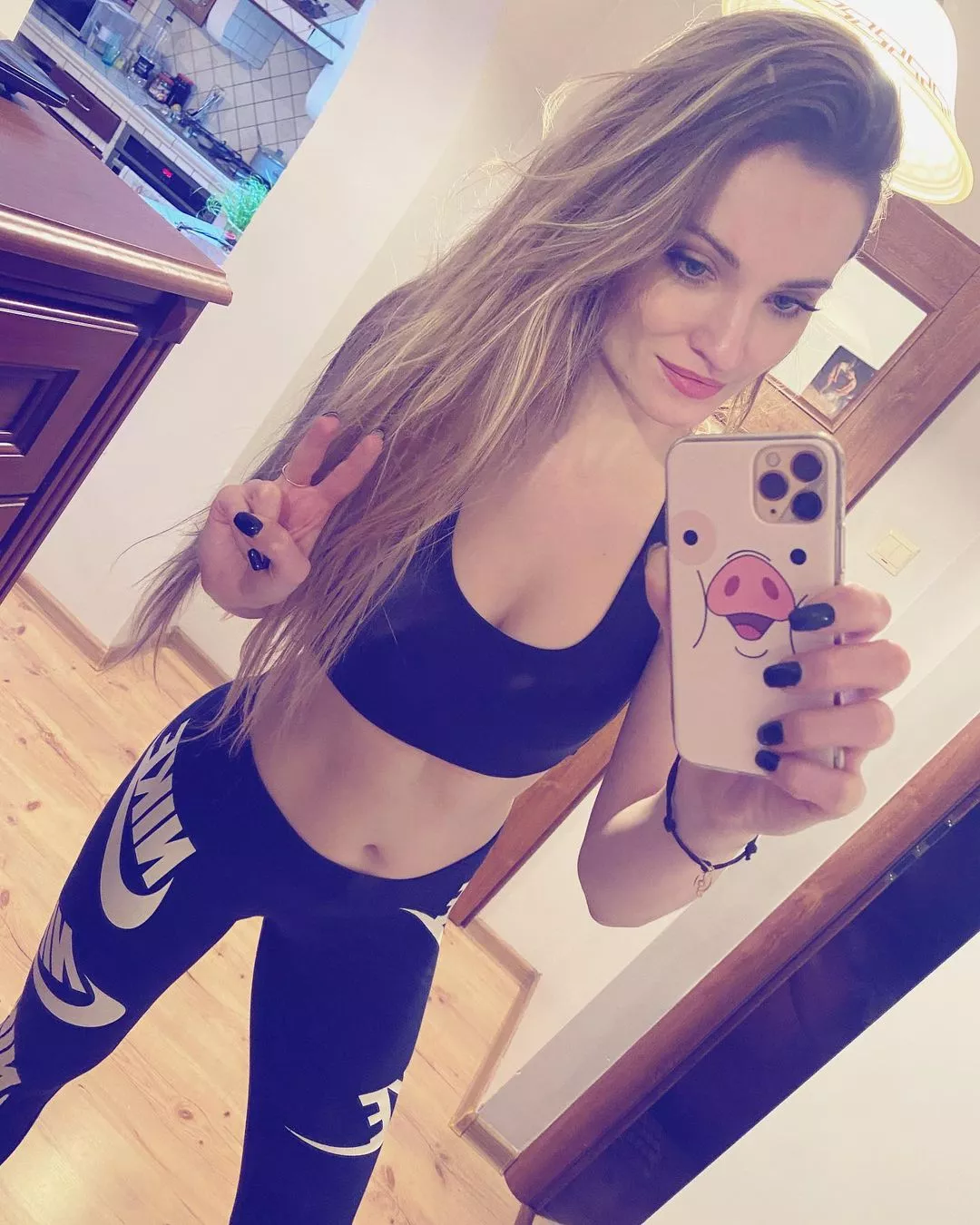 Ogromny dekolt wokalistki disco polo odsłonił jej krągły biust! Fani zachwyceni, komentują zdjęcie! 